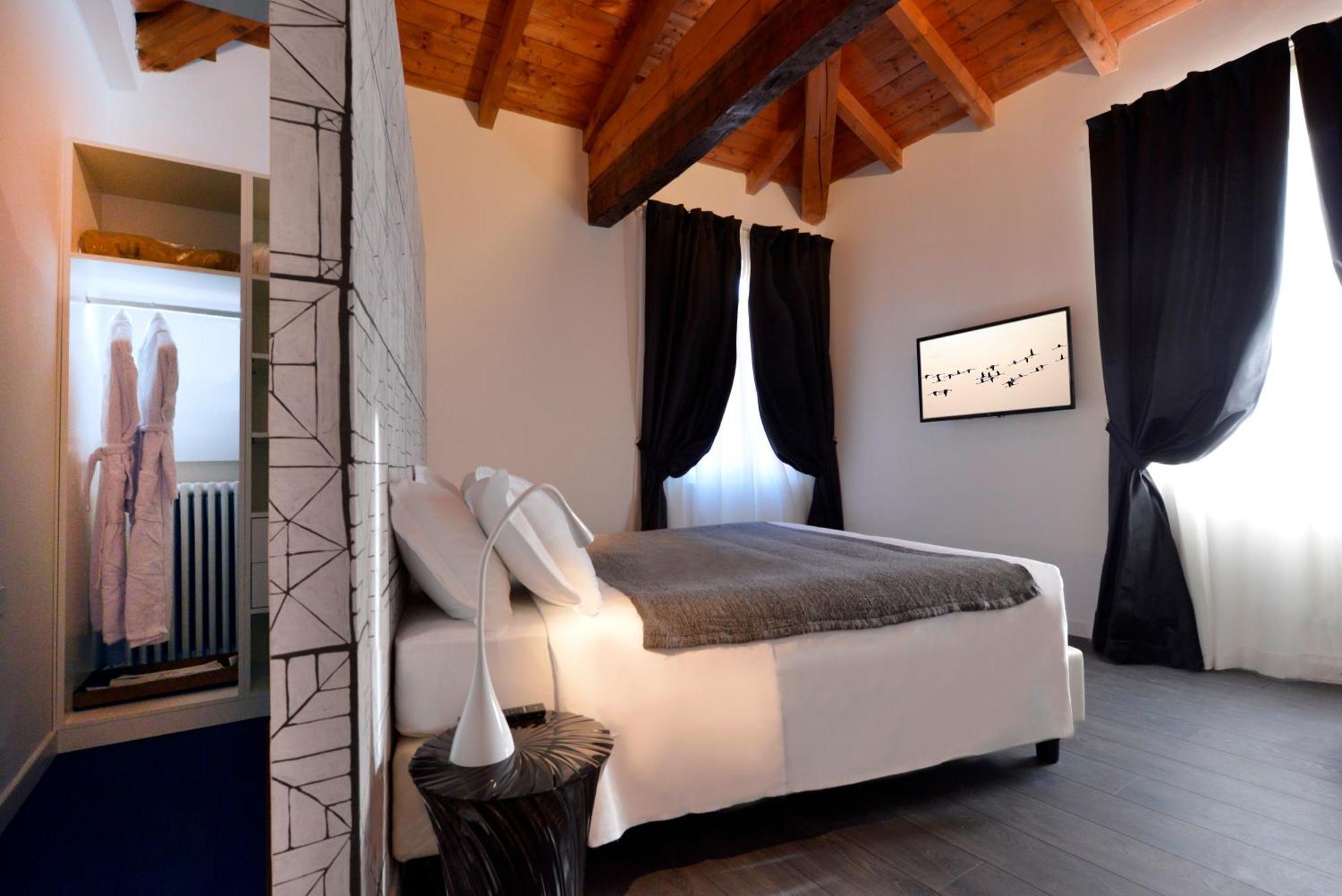Phi Hotel Болоня Екстериор снимка