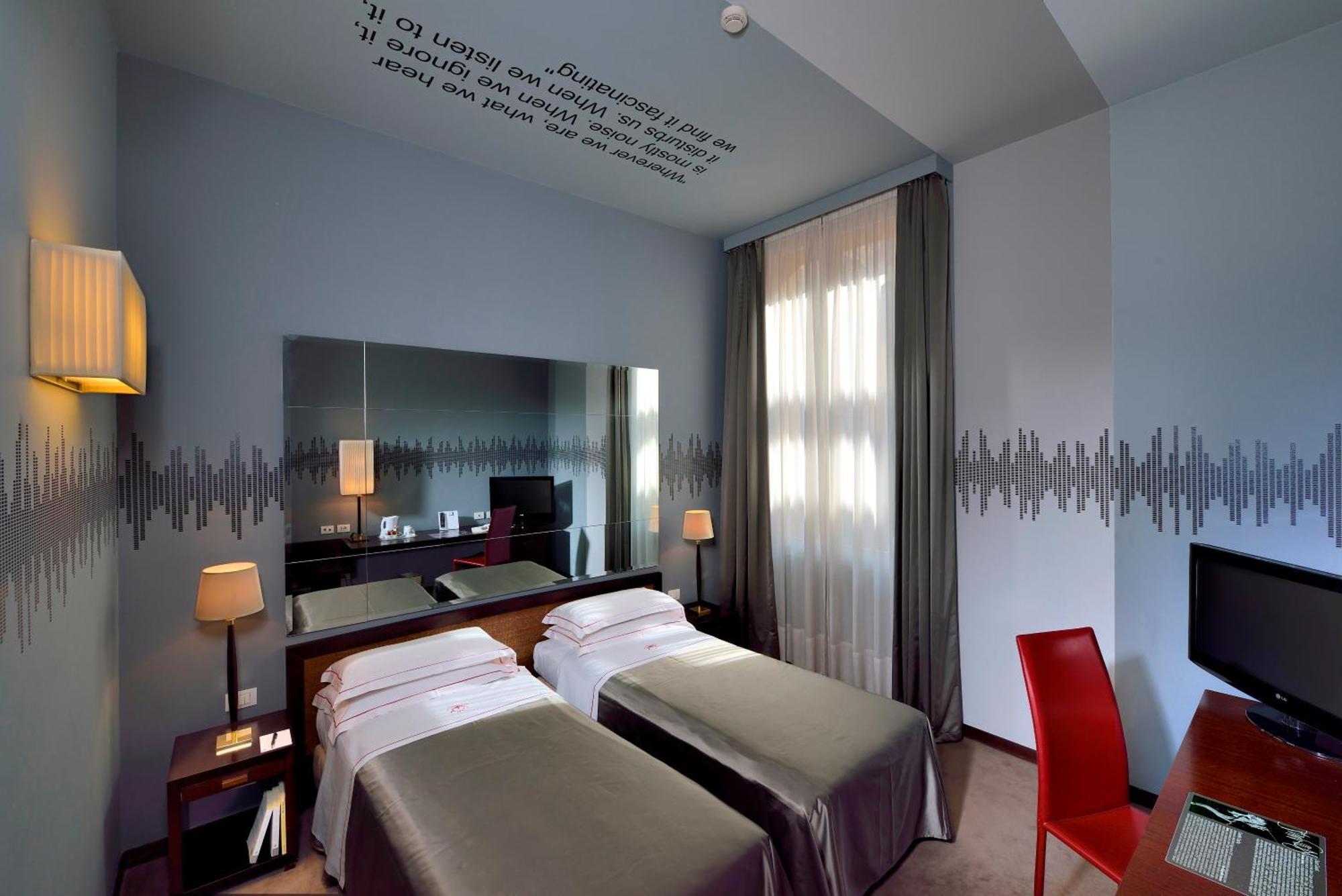 Phi Hotel Болоня Екстериор снимка